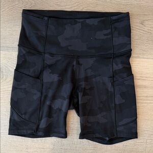 Lululemon Black Camouflage Women's Biker Shorts Size 4